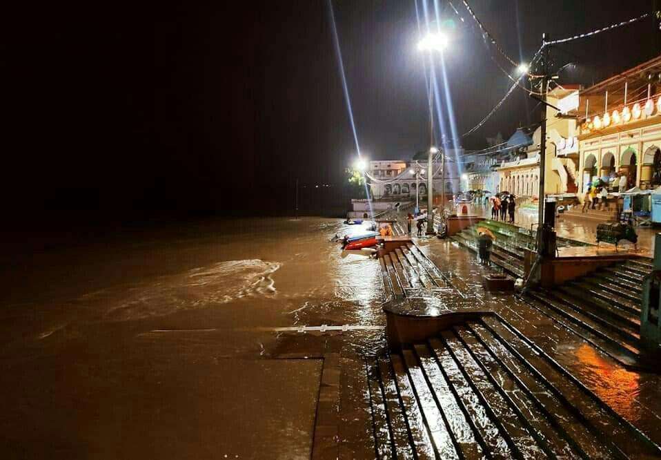 Heavy Rain भरत मिलाप पर पहुंची नर्मदा, घुटईयां बाबा ने किया स्नान, जलस्तर बढऩे से तटीय क्षेत्रों पर किया अलर्ट