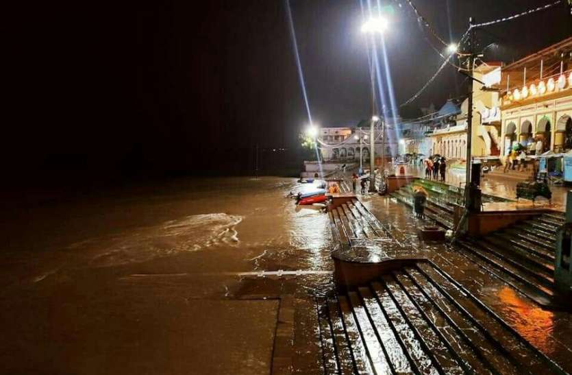 Heavy Rain भरत मिलाप पर पहुंची नर्मदा, घुटईयां बाबा ने किया स्नान, जलस्तर बढऩे से तटीय क्षेत्रों पर किया अलर्ट Heavy Rain भरत मिलाप पर पहुंची नर्मदा, घुटईयां बाबा ने किया स्नान, कभी भी बज सकती है खतरे की घंटी