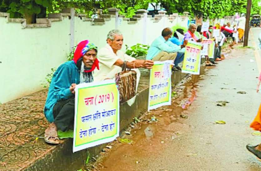 162 करोड़ का मुआवजा और गन्ना भुगतान को लेकर किया प्रदर्शन 162 करोड़ का मुआवजा और गन्ना भुगतान को लेकर किया प्रदर्शन