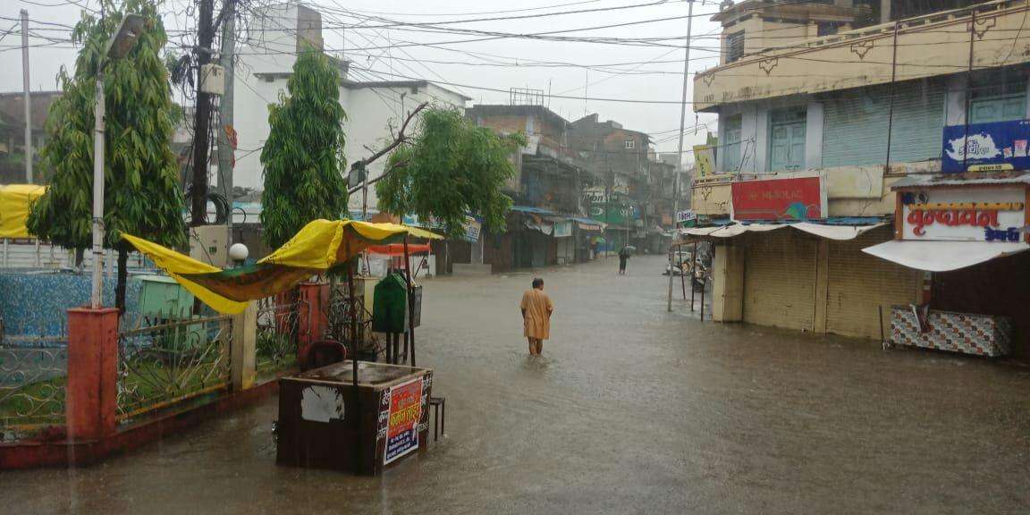 Heavy Rain नर्मदा का रौद्र रूप, खतरे के निशान के ऊपर पहुंची, निचली बस्तियों में भरा पानी