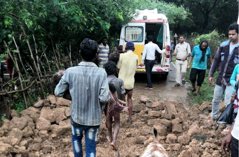 तेज बारिश से गिरी मकान की कच्ची दीवार, सड़क पर खेल रहे 4 बच्चों की दबकर मौत गांव में जानलेवा दीवारें बन रहीं असमय मौत का कारण, सुध नहीं ले रहे जिम्मेंदार