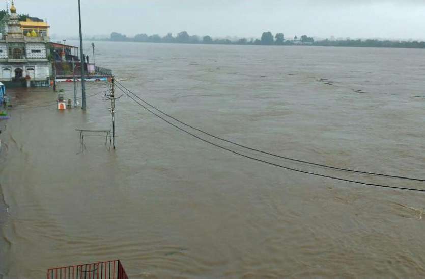 Heavy Rain नर्मदा का रौद्र रूप, खतरे के निशान के ऊपर पहुंची, निचली बस्तियों में भरा पानी Heavy Rain नर्मदा का रौद्र रूप, खतरे के निशान के ऊपर पहुंची, निचली बस्तियों में भरा पानी