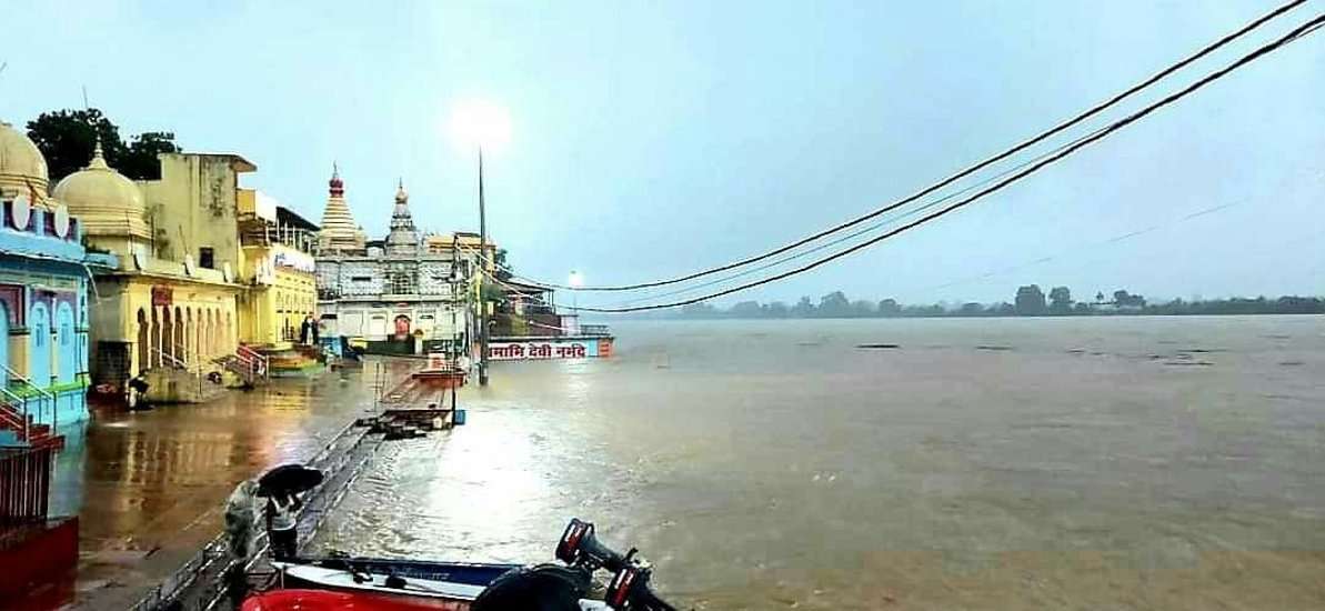 Heavy Rain नर्मदा का रौद्र रूप, खतरे के निशान के ऊपर पहुंची, निचली बस्तियों में भरा पानी
