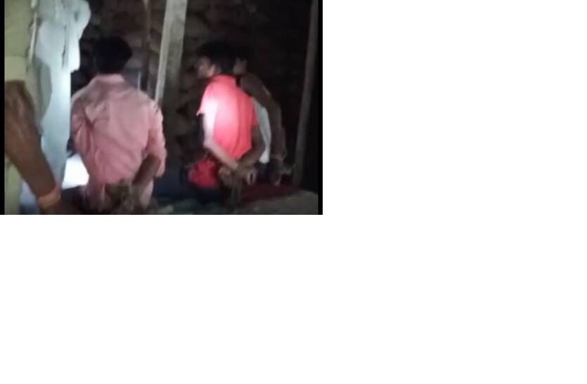 बिहार पुलिस की करतूत, मुखिया पति के साथ तीन युवकों को बेरहमी से पीटा