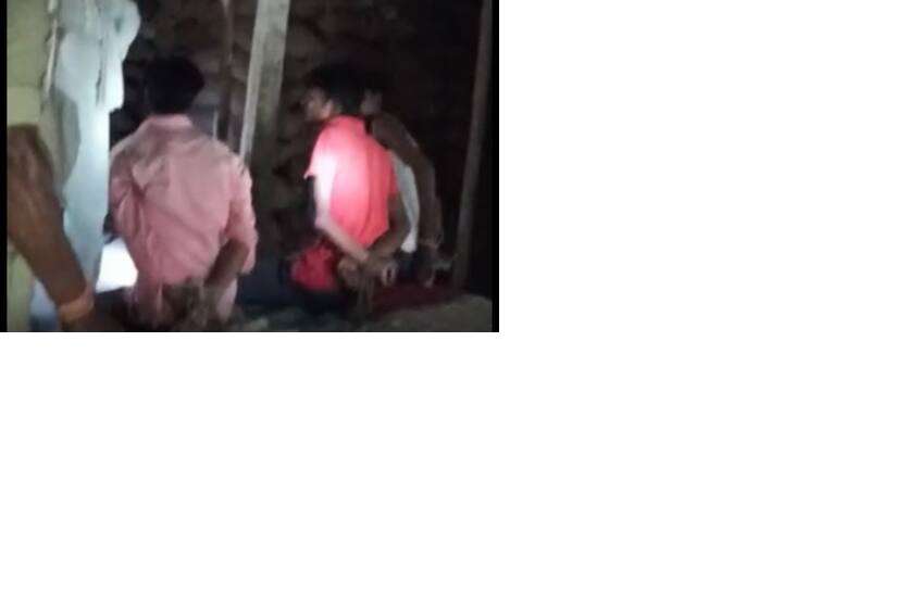 बिहार पुलिस की करतूत, मुखिया पति के साथ तीन युवकों को बेरहमी से पीटा बिहार पुलिस की करतूत, मुखिया पति के साथ तीन युवकों को बेरहमी से पीटा