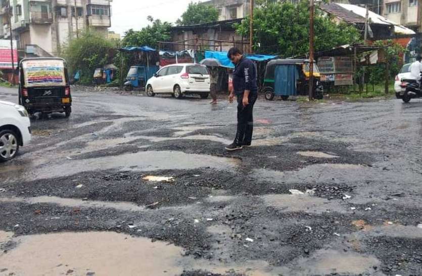 बरसात में वलसाड की सड़कों का बुरा हाल बरसात में वलसाड की सड़कों का बुरा हाल