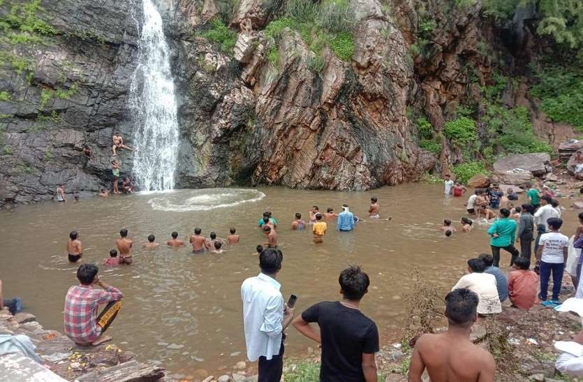 आदेशों की पालना नहीं, पर्यटक स्थल पर लगी भीड़ आदेशों की पालना नहीं, पर्यटक स्थल पर लगी भीड़