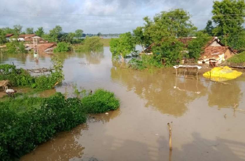 वैनगंगा नदी उफान पर, टापू में तब्दील हुए अनेक गांव कुम्हारी गांव में चली नाव, आधा दर्जन ग्रामीणों को बचाया