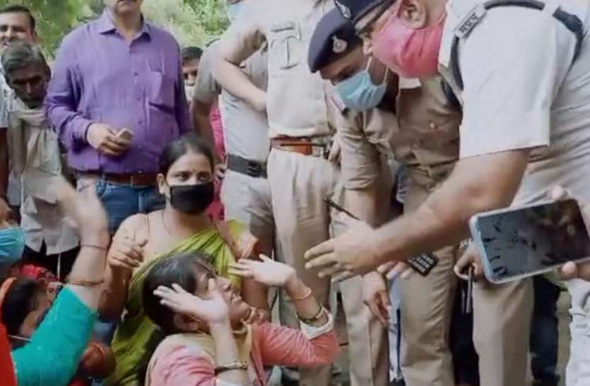 भाजपा अध्यक्ष व केंद्रीय मंत्री के वाहन के आगे बैठी महिलाएं, बोलीं-हमें फांसी पर चढ़ा दो भाजपा अध्यक्ष व केंद्रीय मंत्री के वाहन के आगे बैठी महिलाएं, बोलीं-हमें फांसी पर चढ़ा दो