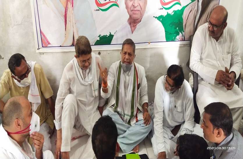 आरएसएस व भाजपा के एजेंट की तरह काम कर कर रहे अफसर Now the Congress will go on hunger strike against the administration, news in hindi, mp news, datia news शासन - प्रशासन के खिलाफ अब कांग्रेसी करेंगे भूख हड़ताल