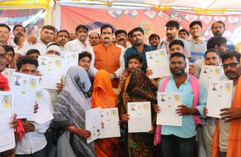 गृहमंत्री डॉ. नरोत्तम मिश्रा ने बिलौनी गांव में हितग्राहियों को किया लाभान्वित Ration to 150, housing to four, news in hindi, mp news, datia news 150 को राशन, चार को आवास दिए