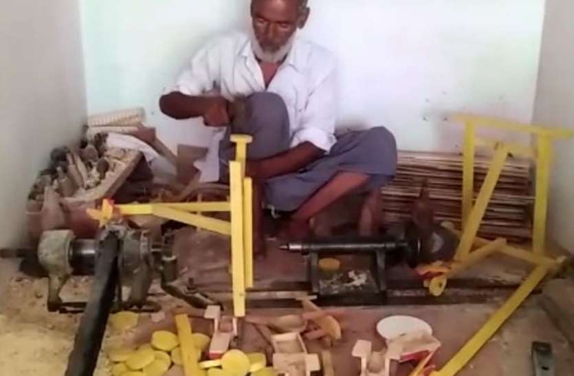 करौली में लकड़ी की वस्तुओं के धंधे ने तोड़ा दम, प्लास्टिक और चीनी आइटमों का बढ़ा चलन करौली में लकड़ी की वस्तुओं के धंधे ने तोड़ा दम, प्लास्टिक और चीनी आइटमों का बढ़ा चलन