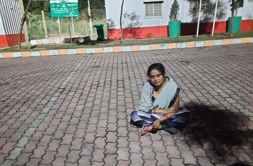 सडक़ दुर्घटना में घायल पति की मौत, नौकरी की मांग को लेकर पत्नी ने अडानी कंपनी के गेट पर बेटी के साथ दिया धरना सडक़ दुर्घटना में घायल पति की मौत, नौकरी की मांग को लेकर पत्नी ने अडानी कंपनी के गेट पर बेटी के साथ दिया धरना