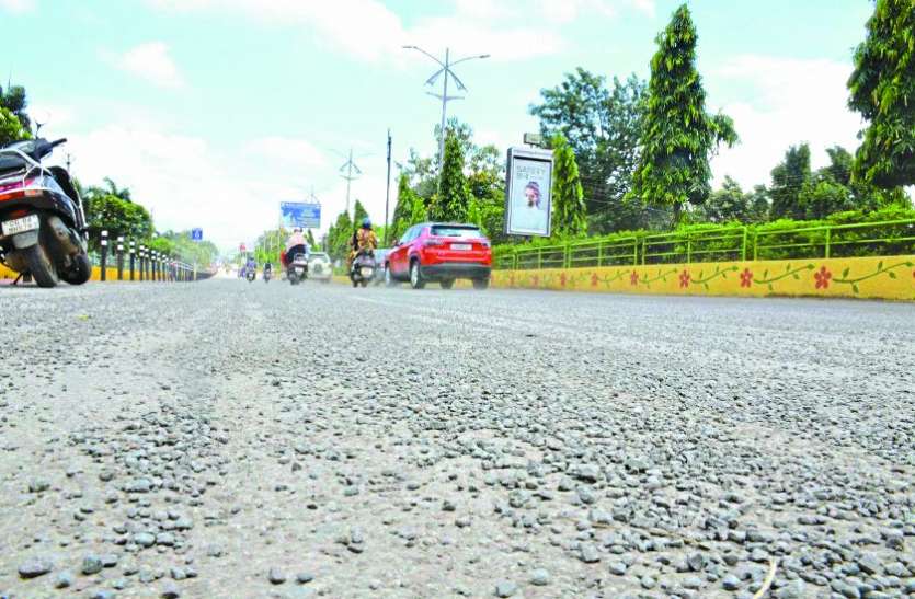 Raipur: गौरवपथ की उधड़ गई बखिया, गड्ढे दोगुने चौड़े, हिचकोले खा रही गाडि़यां Raipur: गौरवपथ की उधड़ गई बखिया, गड्ढे दोगुने चौड़े, हिचकोले खा रही गाडि़यां