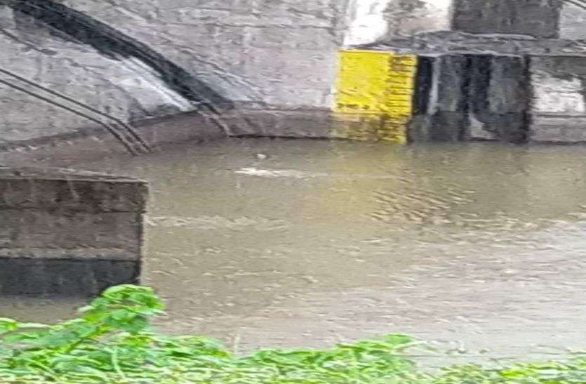 भारी बारिश, कई मार्ग बंद, सड़क पर जलजमाव, देखें वीडियो