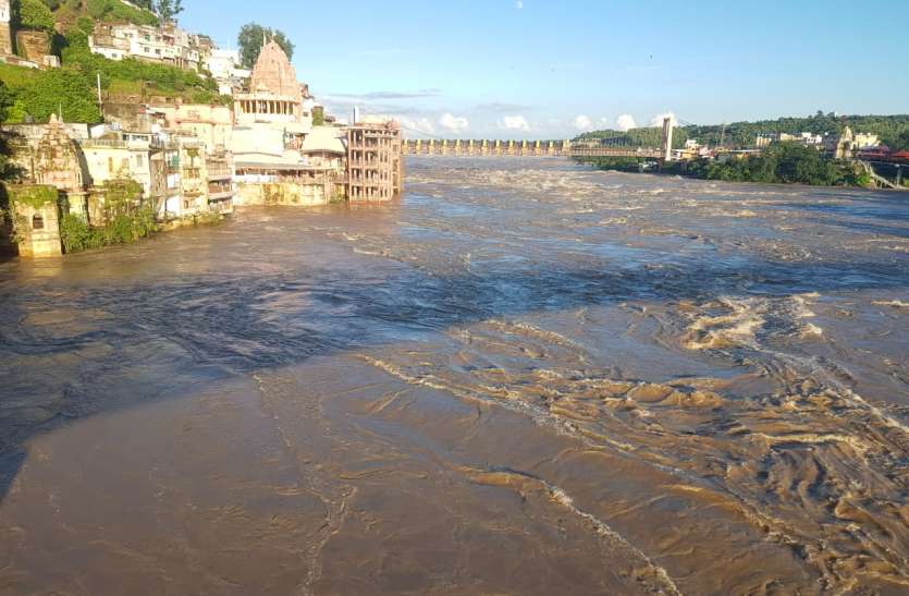 Narmada floods in Omkareshwar, Indore-Ichhapur highway closed नर्मदा ने दिखाया रौद्र रूपः खतरे के निशान से ऊपर नर्मदा, इंदौर-इच्छापुर हाइवे बंद