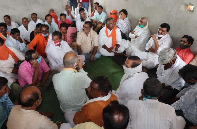 Bahoriband MLA Pranay Pandey and BJP workers during a program in the assembly constituency. भीड़ में मास्क लगाना भूले विधायक, कार्यकर्ताओं ने भी की अनदेखी