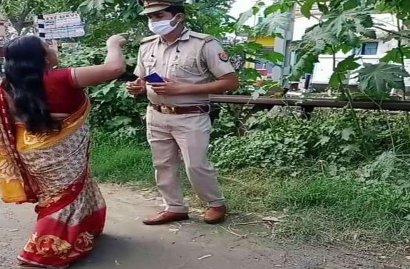गुस्साई महिला ने चौकी प्रभारी की वर्दी फाड़ दी पर पुलिस टीम शांत रही और चौकी के अंदर आ गई क्यों ? गुस्साई महिला ने चौकी प्रभारी की वर्दी फाड़ दी पर पुलिस टीम शांत रही और चौकी के अंदर आ गई क्यों ?