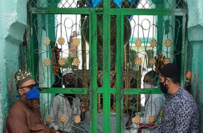 मुकाम पर ही रहे ताजिये, अकीदतमंदों ने रखे रोजे मुकाम पर ही रहे ताजिये, अकीदतमंदों ने रखे रोजे