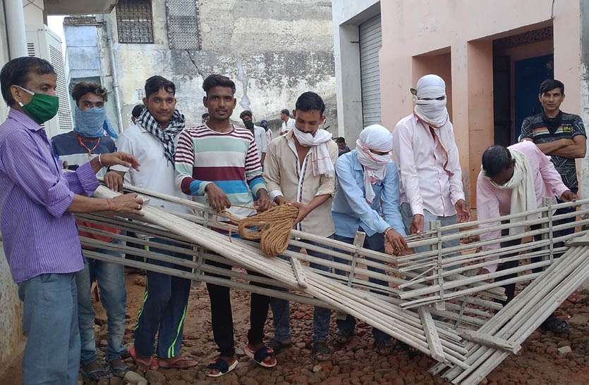 मंदिर का पुजारी निकला कोरोना पॉजिटिव, मोहल्ले के साथ बेरिकेड्स लगाकर मंदिर को भी किया सील मंदिर का पुजारी निकला कोरोना पॉजिटिव, मोहल्ले के साथ बेरिकेड्स लगाकर मंदिर को भी किया सील