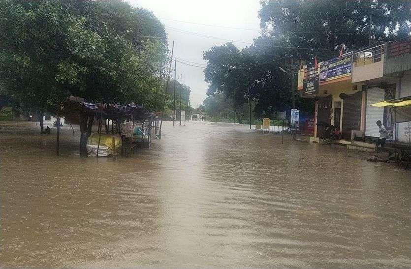 भारी बारिश, कई मार्ग बंद, सड़क पर जलजमाव, देखें वीडियो