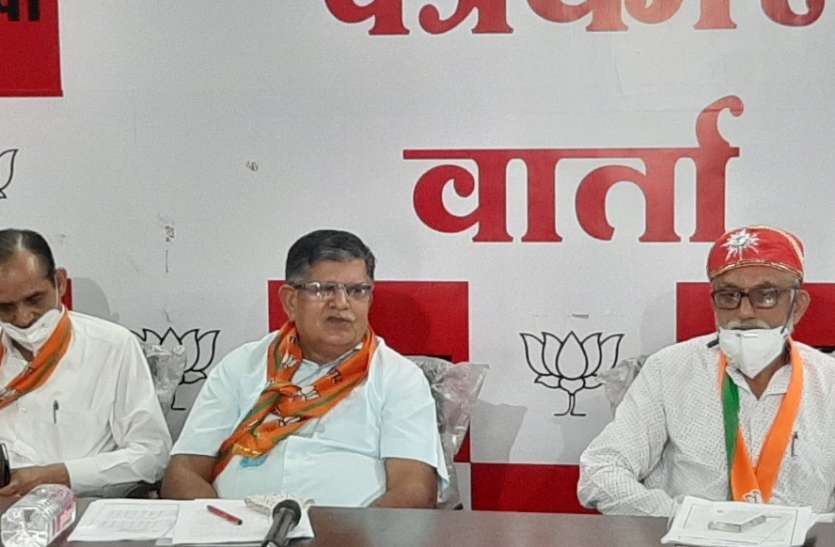 उदयपुर में भाजपा कार्यालय में गुलाबचंद कटारिया पीसी में संबोधित करते हुए। कोरोना संक्रमित को अपराधी की तरह घर से उठाकर ले जाने की प्रवृति बदले : कटारिया