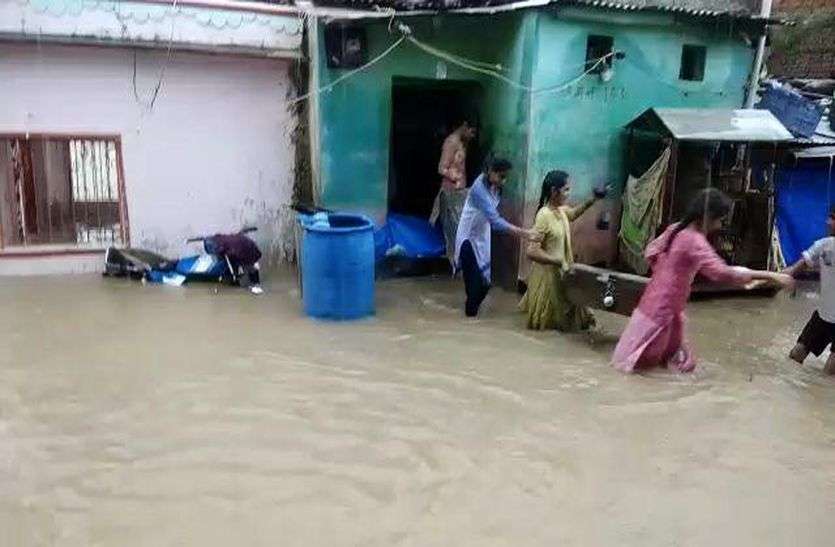 भारी बारिश, कई मार्ग बंद, सड़क पर जलजमाव, देखें वीडियो भारी बारिश, कई मार्ग बंद, सड़क पर जलजमाव
