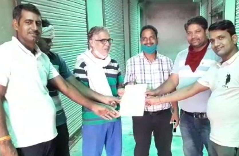 यहां सरस दूध की सप्लाई समय पर नहीं आने से संचालकों में रोष यहां सरस दूध की सप्लाई समय पर नहीं आने से संचालकों में रोष