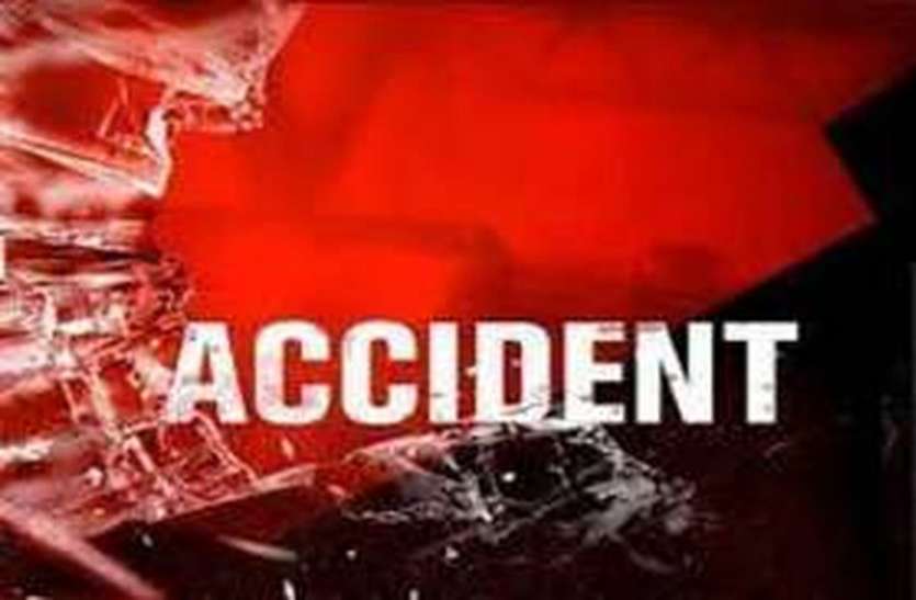 accident_1.jpg बाइक पर सिपाही ने मारा डंडा तो दंपती सड़क पर गिरा, पीछे से आ रहे तेज रफ्तार टैंकर ने महिला को कुचला