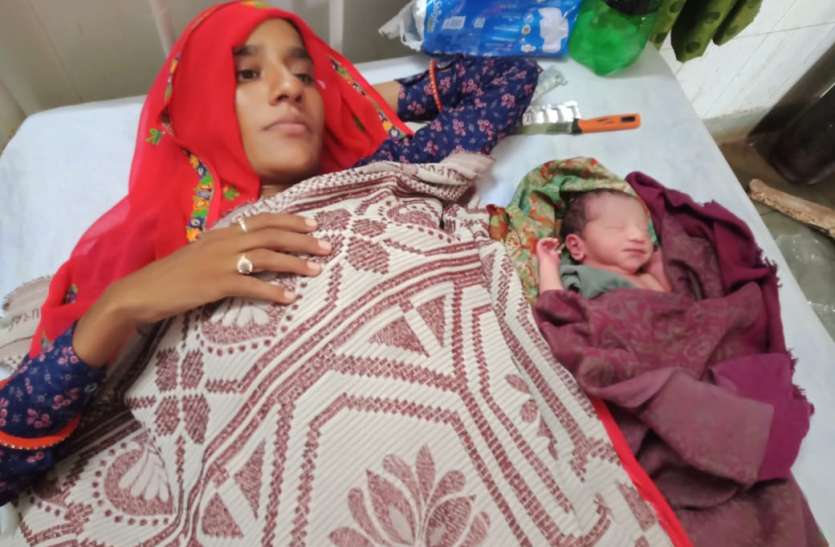 लापरवाही: अस्पताल में नहीं मिले चिकित्सक, पेड़ के नीचे परिजनों ने कराया प्रसव लापरवाही: अस्पताल में नहीं मिले चिकित्सक, पेड़ के नीचे परिजनों ने कराया प्रसव