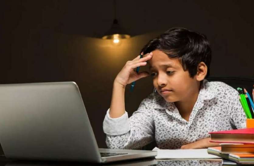 Online education (Symbolic photo) बारिश व बाढ ने छीन लिया काम, अब ऑनलाइन एजुकेशन को कैसे हो मोबाइल रीचार्ज