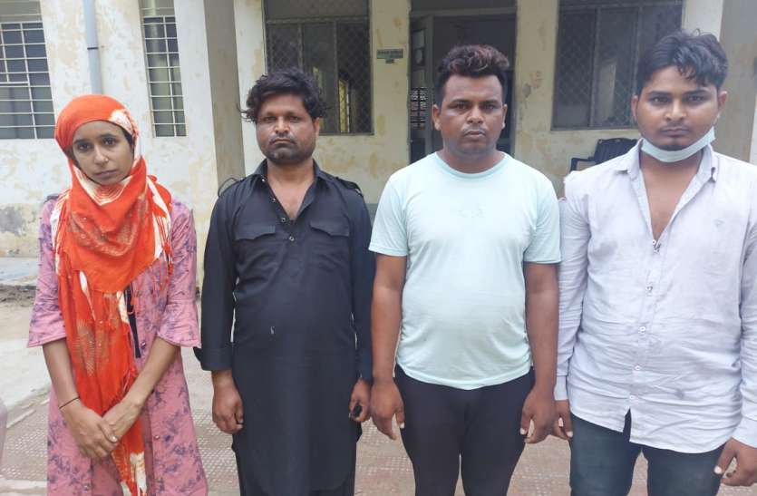 हनीट्रेप में महिला सहित चार जने गिरफ्तार हनीट्रेप में महिला सहित चार जने गिरफ्तार