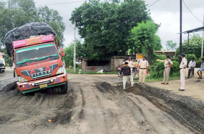 होशंगाबाद-खंडवा स्टेट हाइवे पर गड्ढों में धंस रहे चलते वाहनों के पहिएं, हो रहे हादसे होशंगाबाद-खंडवा स्टेट हाइवे पर गड्ढों में धंस रहे चलते वाहनों के पहिएं, हो रहे हादसे