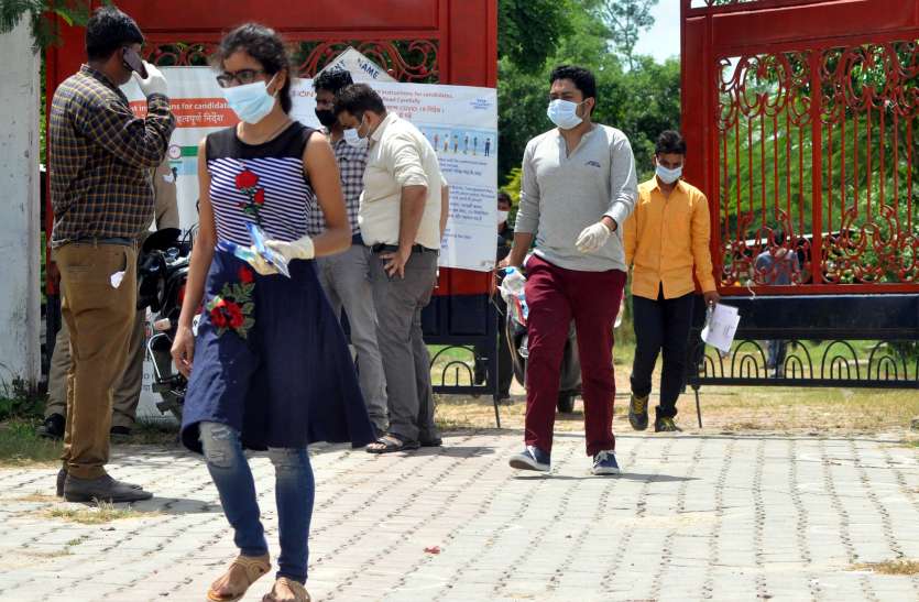 JEE Exam गणित के फंक्शन और इंट्रीग्रेशन के सवालों ने छात्रों को उलझाया