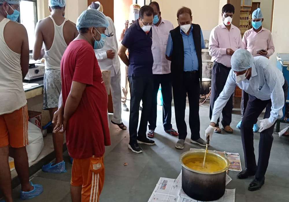 कोविड केयर सेंटर को तोहफा, अस्पताल के भोजनालय में अब आदमी नहीं बनाएंगा रोटी