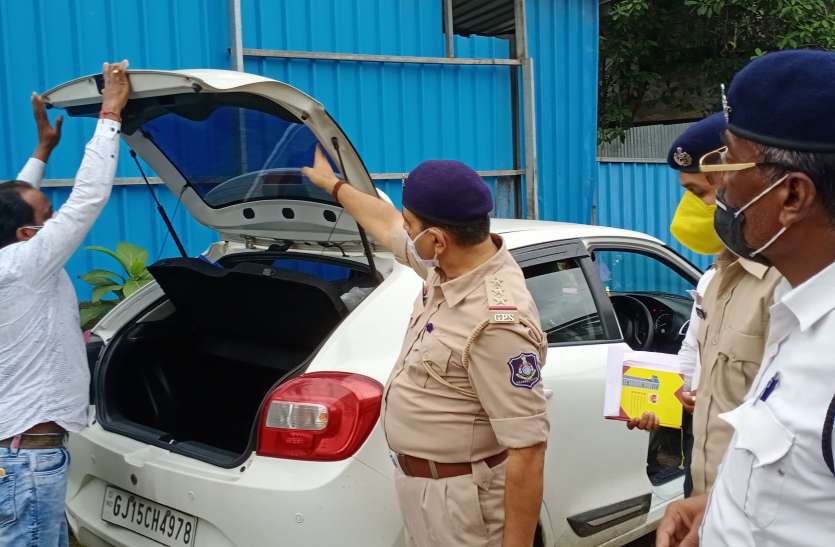 वाहनों के शीशे से काली फिल्म हटाई, कई जब्त वाहनों के शीशे से काली फिल्म हटाई, कई जब्त
