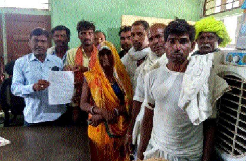 किसान का माल कम तोलने पर लाइसेंस निलम्बित किसान का माल कम तोलने पर लाइसेंस निलम्बित