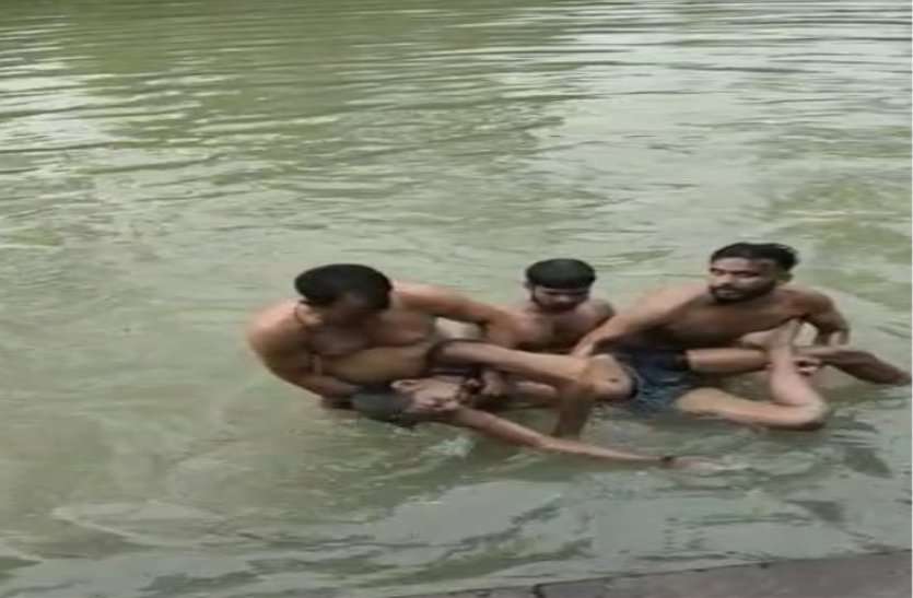 Young man drowned on Bath on Motichur river, drowned, pulled out with मोतीचूर नदी पर नहाने गए युवक की डूबने से मौत, गोताखोर की मदद से निकाला बाहर