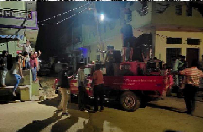 सांड ने मचाया आतंक, आधा दर्जन से अधिक किए जख्मी सांड ने मचाया आतंक, आधा दर्जन से अधिक किए जख्मी