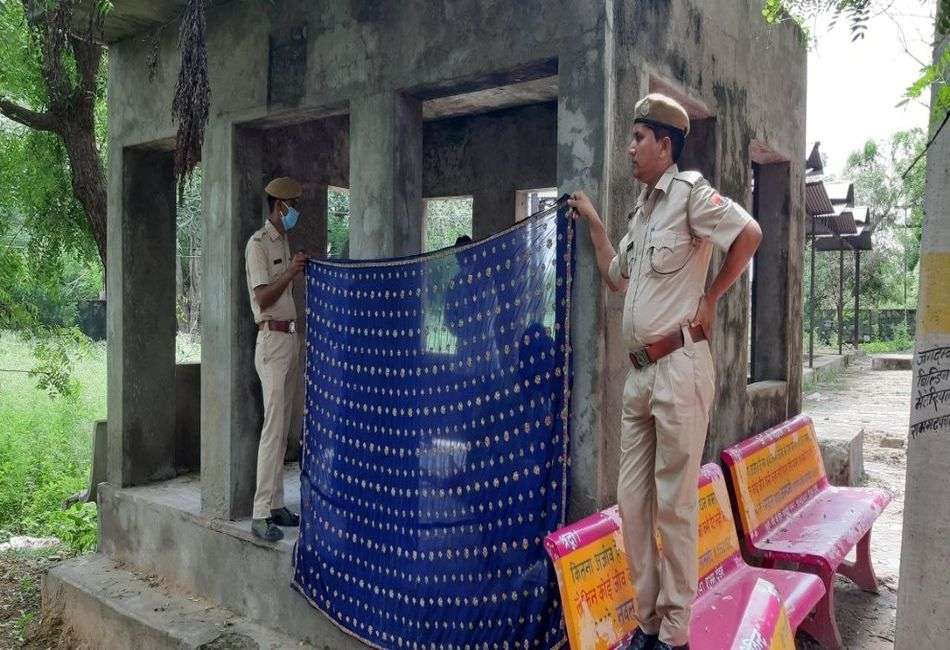 ये कैसी विवशता: साड़ी की ओट में मृतका का हुआ पोस्टमार्टम