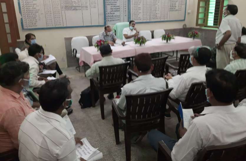 कहीं नहीं है लाइट तो कहीं नहीं पीने का पानी कहीं नहीं है लाइट तो कहीं नहीं पीने का पानी