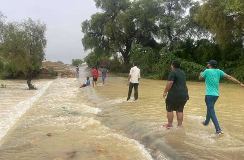 धोरों में पूरी हुई बारिश की ख्वाहिश धोरों में पूरी हुई बारिश की ख्वाहिश