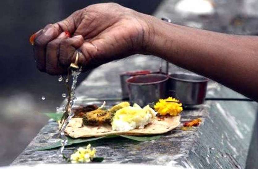61-pitra_1.jpg यहां पर सफेद वस्त्र धारण कर भगवान भी करते हैं अपने पूर्वजों का तर्पण