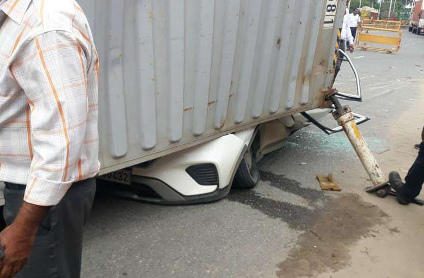one death in trolla overturned on car at jaipur ajmer highway दर्दनाक हादसा: ट्रोले से कंटेनर कार पर गिरा, प्रॉपर्टी व्यवसायी की मौत, साथी घायल