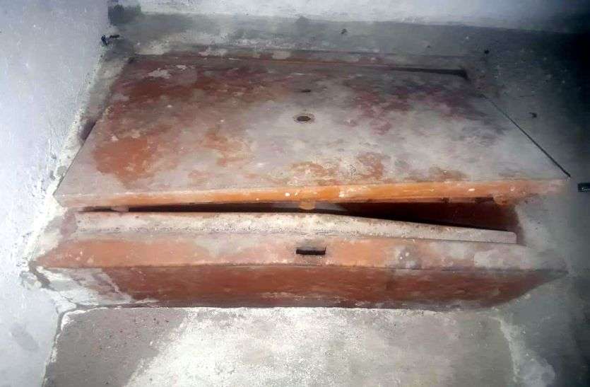 लाखों के गहने व नकदी पार लाखों के गहने व नकदी पार