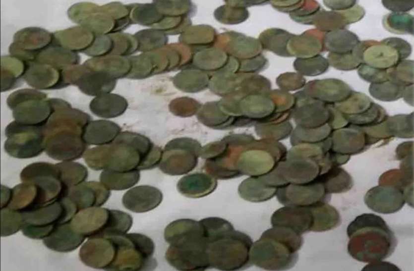 खुदाई के दौरान मिला खजाना, मिट्टी के बर्तन में 1862 के चांदी और तांबे के पाए गए सिक्के खुदाई के दौरान मिला खजाना, मिट्टी के बर्तन में 1862 के चांदी और तांबे के पाए गए सिक्के