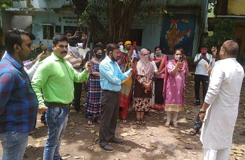 deo_officer_raipur.jpg निजी स्कूल की मनमानी फीस के विरोध में पालक पहुंचे DEO कार्यालय, बंद मिला ताला