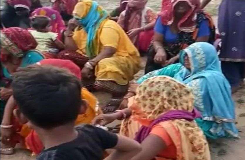 आपत्तिजनक संबंध पर प्रेमी प्रेमिका को पूरे गांव के सामने किया निर्वस्त्र, वीडियो वायरल झकझोर देने वाली घटना: प्रेमी युगल को पूरे गांव के सामने किया निर्वस्त्र, वीडियो वायरल