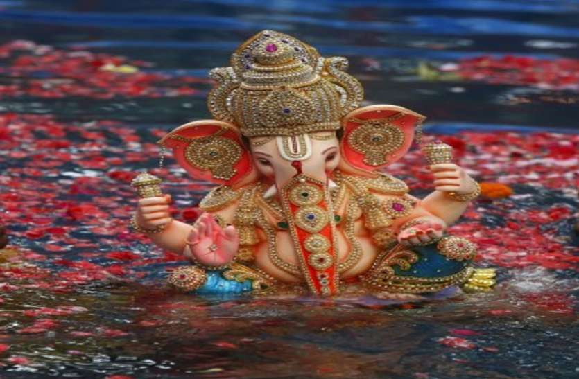 भक्तों ने गोद में बिठाकर किया गणपति का विसर्जन भक्तों ने गोद में बिठाकर किया गणपति का विसर्जन