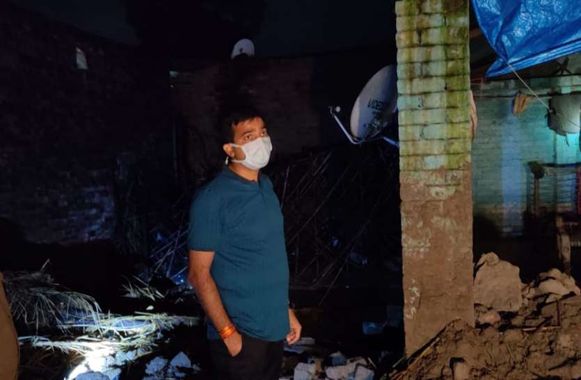 Fatehpur House Collapse फतेहपुर में बड़ा हादसा, मकान ढहने से मां-बेटी की मौत, दो बच्चो की हालत गंभीर